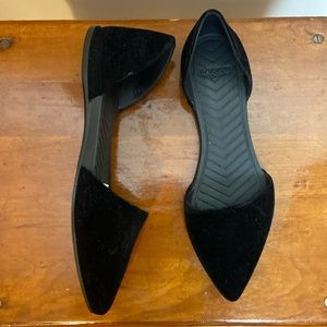 Native women’s pointed toe black velvet flats